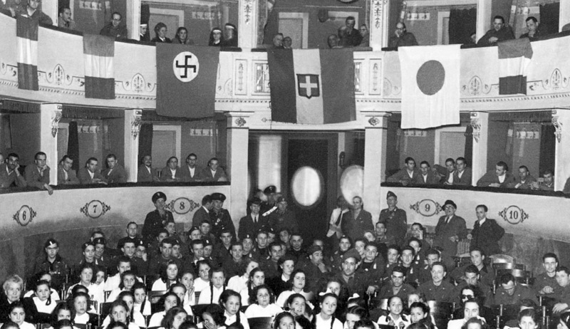 Una manifestazione del regime fascista (1942)