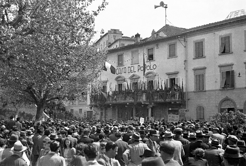 Manifestazione davanti al Teatro (1948) 